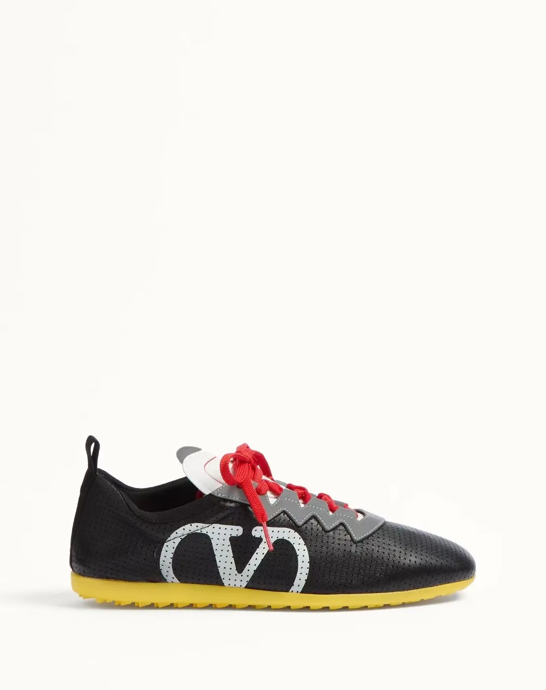 Men's Men's Shoes 💰620 VALENTINO 🌹🌹🌹2025 Valentino's latest spring sneakers! The counter 🔥 recommends RUNBOOT, which is lightweight and comfortable. It has a multi-functional design that integrates blue sneakers, running shoes, and fashionable sneakers to create a cool on-foot effect. ♥️♥️Fashionable sneakers that are sought after by many popular celebrities and fashion influencers♥️♥️. 👉All-round original 1:1 high-end production 👉Fabrics: Two options: delicate, soft and comfortable eyelet lambskin and high-end technical fabrics 👍Super soft suede special lining inside 👍Outsole wear-resistant TPU material 👍Full set of original counter packaging
